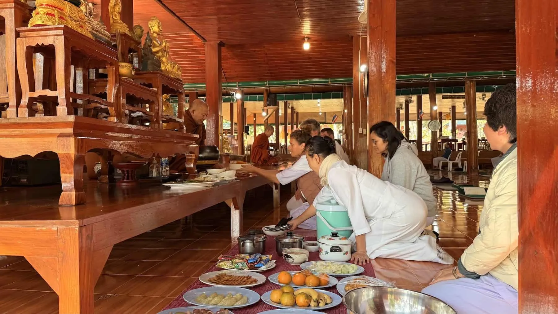 การถวายภัตตาหารแด่พระภิกษุที่วัดป่าถ้ำวัว