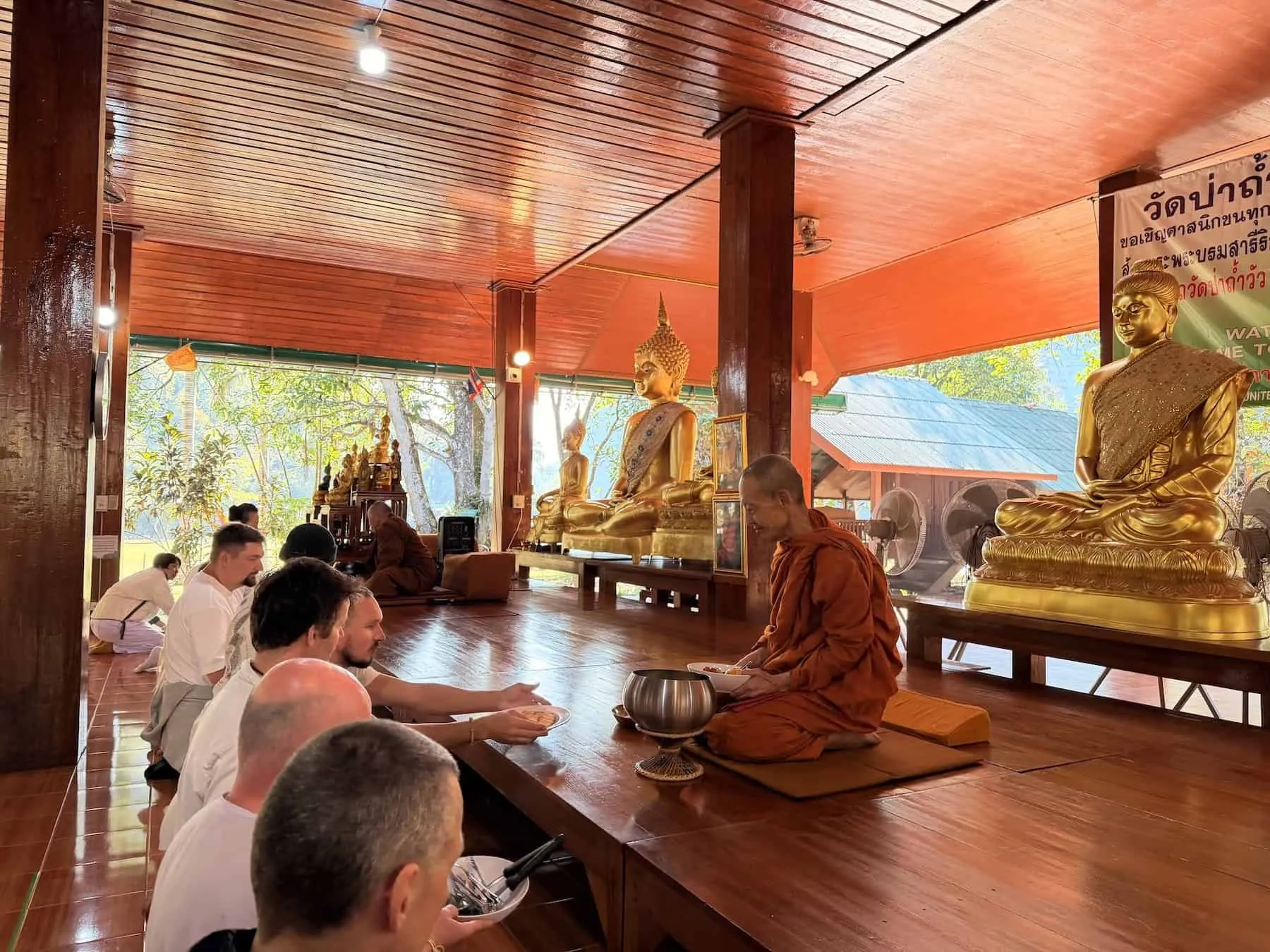 การถวายอาหารตามประเพณี